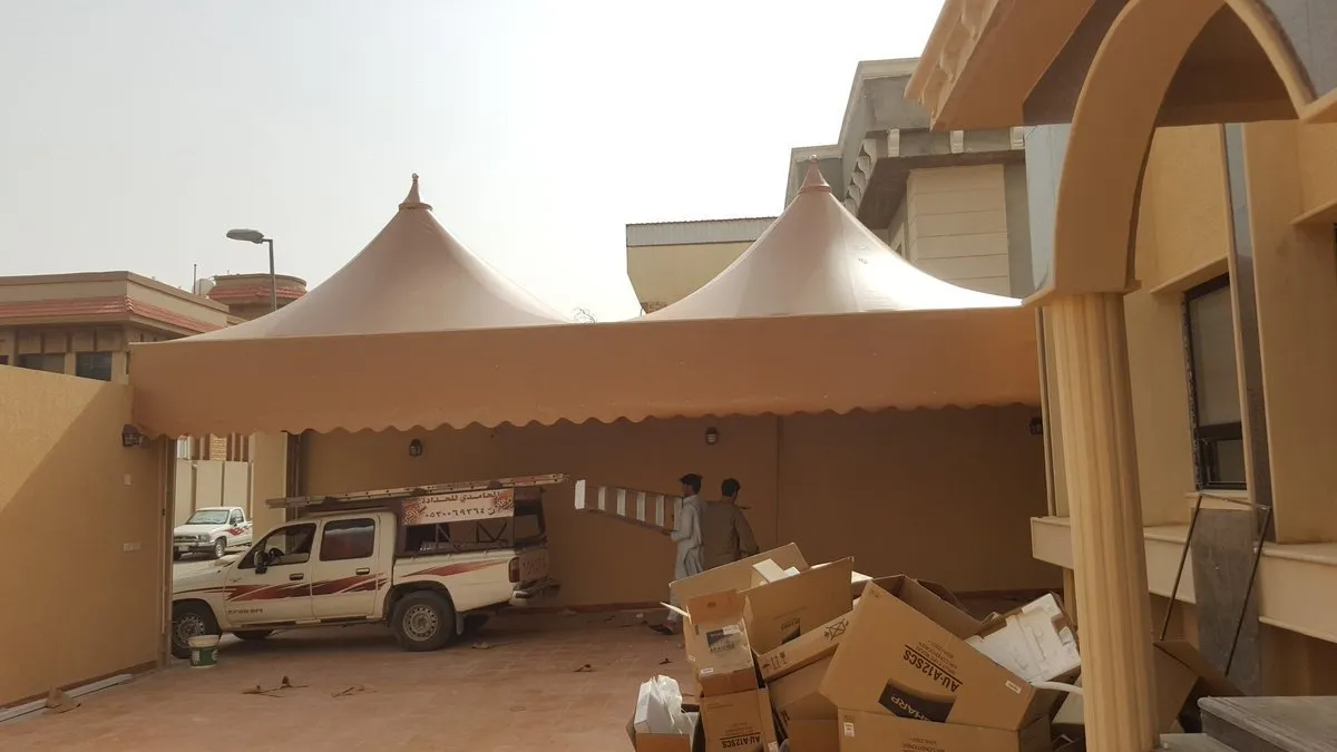 مظلات هرمية مميزة بتصاميم عصرية في خميس مشيط